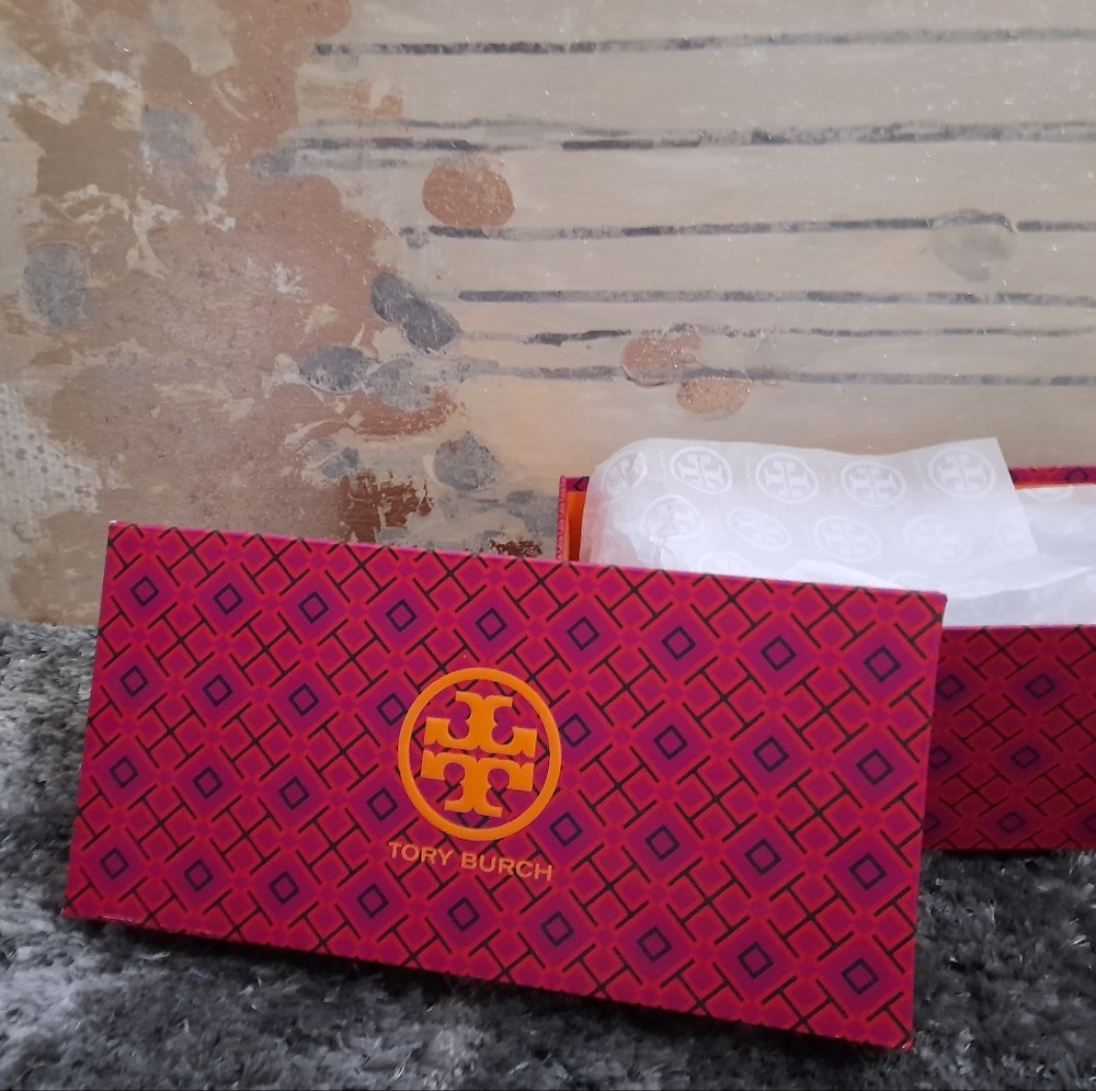 Tory Burch (shoe box only)
